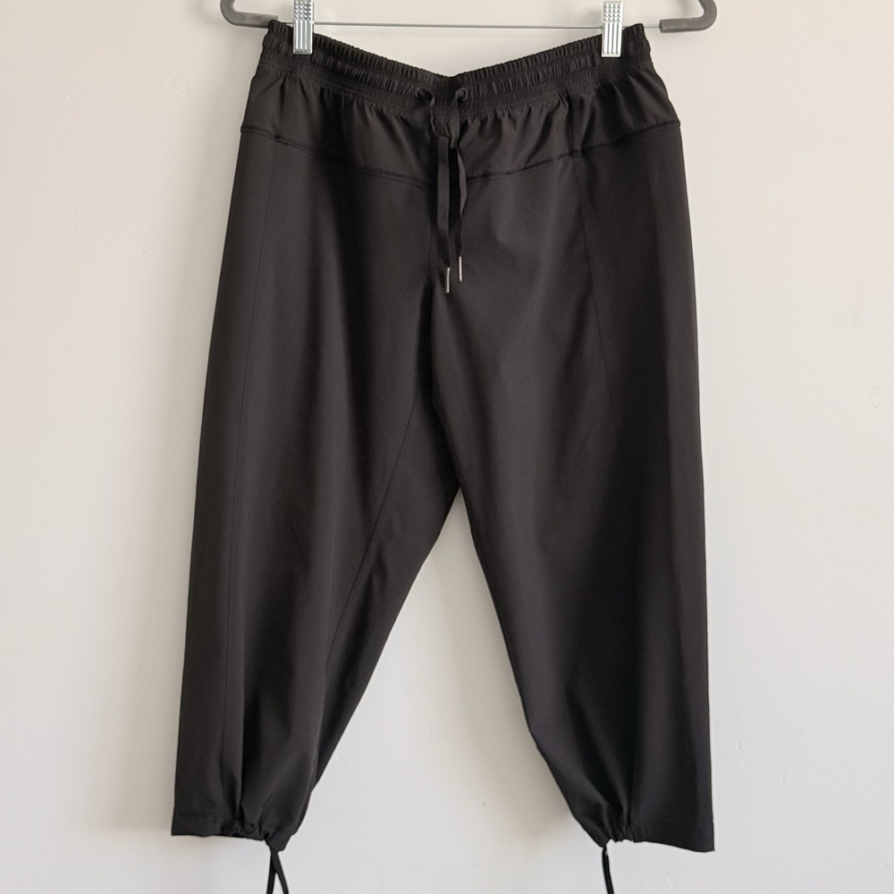 LULULEMON~BLACK SWIFT CROP STUDIO DANCE PANTS* Woman 8 (RARE) Athleisure